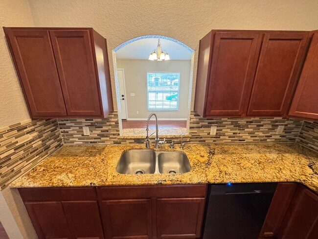 Building Photo - Spacious 4 Bedroom / 3 Bathroom Home in Davenport