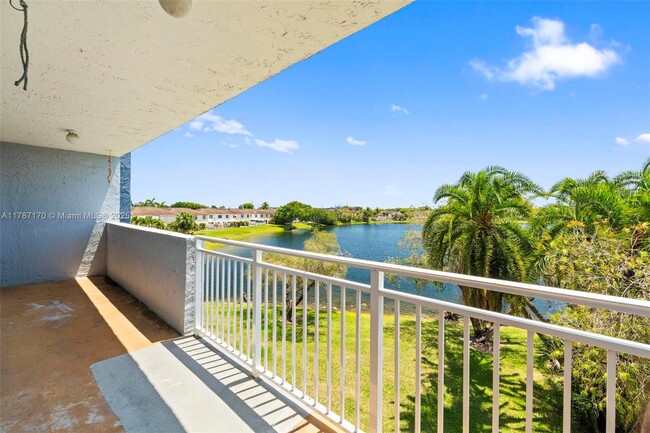 Building Photo - 9375 Fontainebleau Blvd