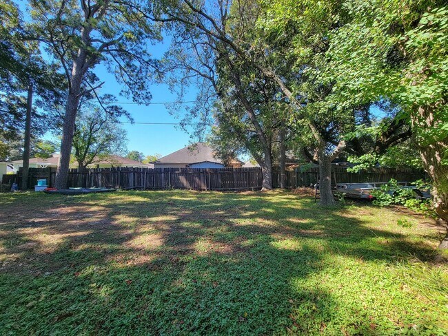 Building Photo - 1107 Milam St