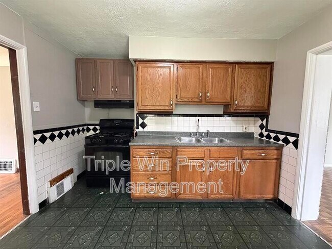 Building Photo - 8126 Albin Ave