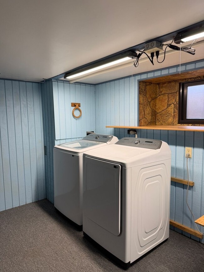 Building Photo - 3 Bed, 2 Bath Home with Garage