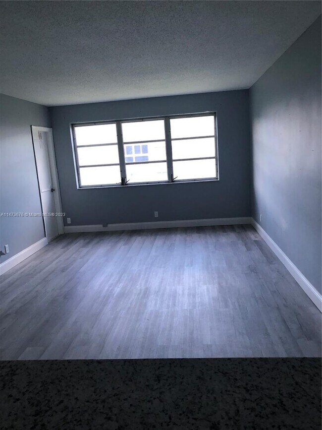 Building Photo - 2200 Park Ln