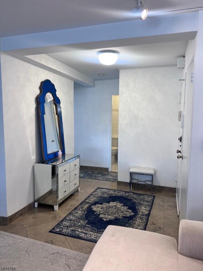 Building Photo - 1375 River Rd