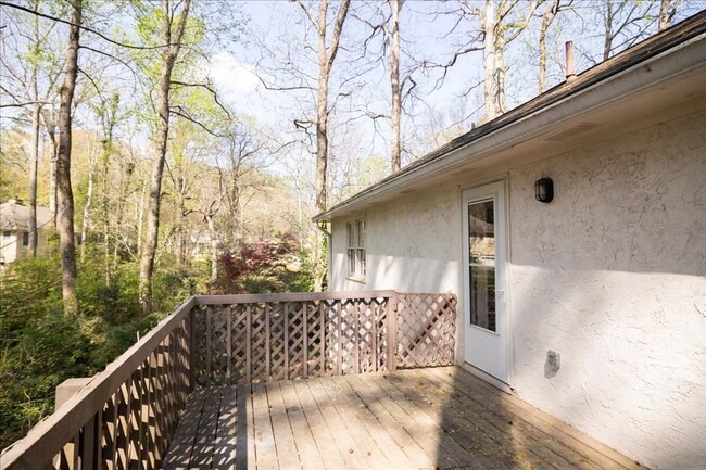 Building Photo - Spacious 3/2 Ranch Home w/ 2 Car Garage in Quiet Neighborhood