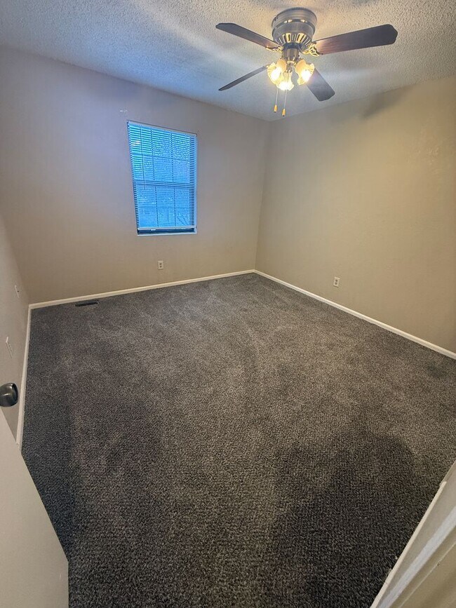 Building Photo - 708-710 SW 37th St Duplex