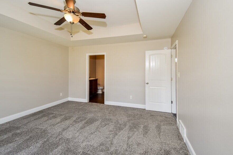 Building Photo - 2952 N Hartland Dr