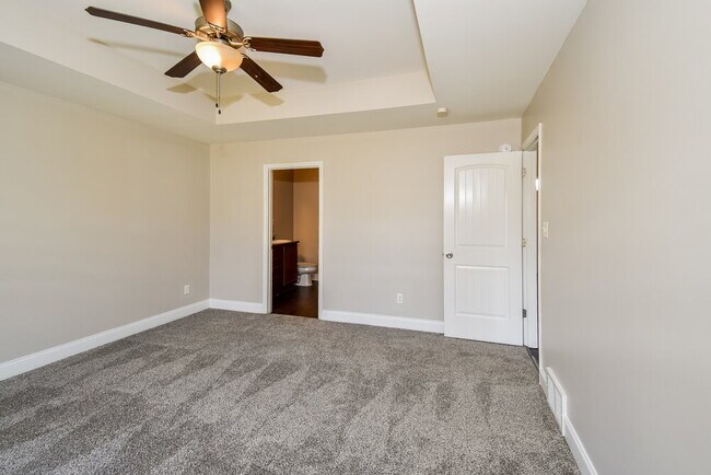 Building Photo - 2952 N Hartland Dr