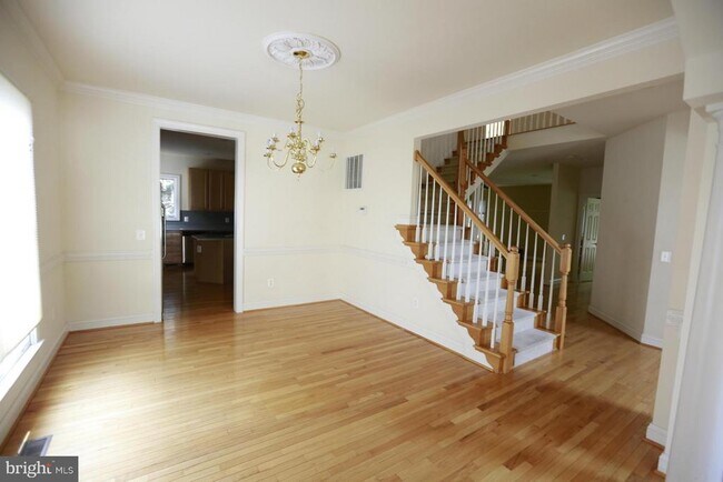 Building Photo - 2339 Sandburg St