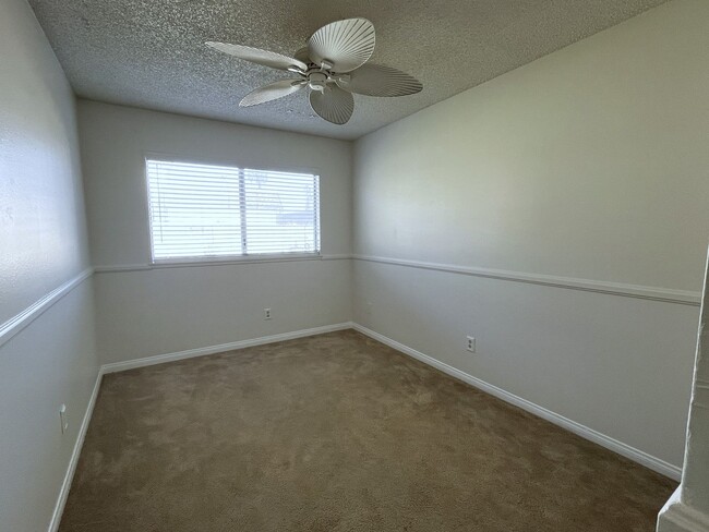 Building Photo - 4 Bedroom, 2 bath home for rent in Huntington Beach