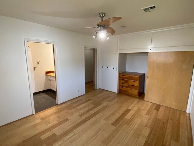 Building Photo - Spacious Visalia home in a well establishe...