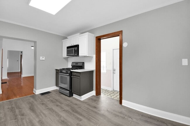 Building Photo - Stunning and Spacious 3 Bedroom House