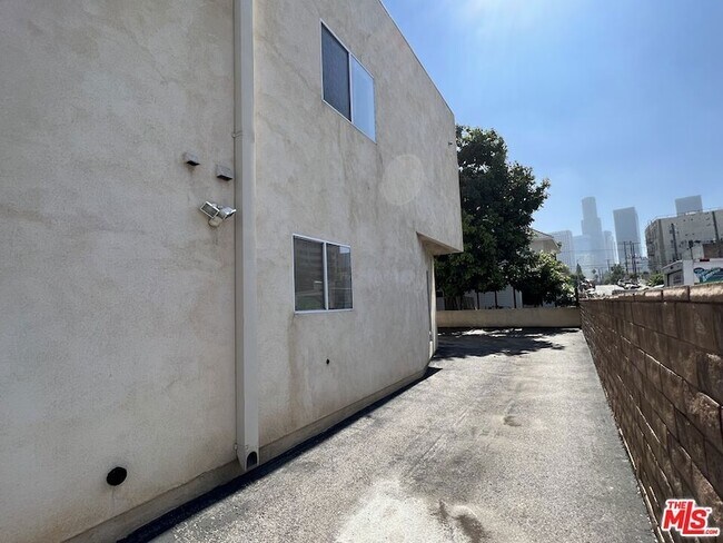 Building Photo - 520 Columbia Ave