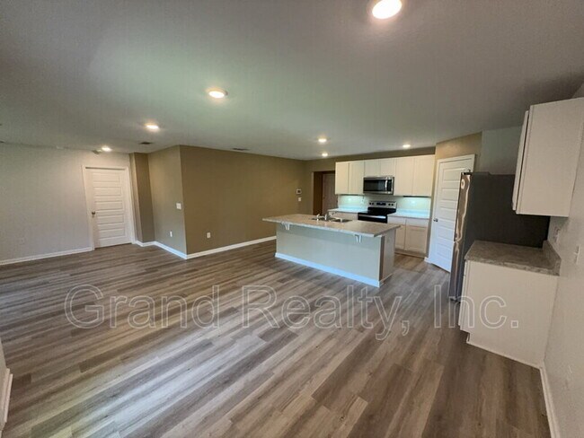 Building Photo - 5482 Peach Dr