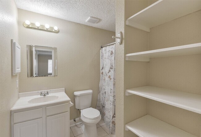 Building Photo - 23627 Pebworth Pl