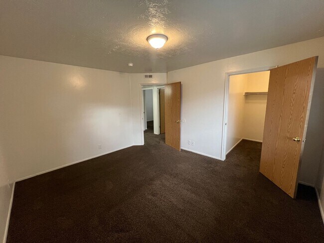 Building Photo - Cozy 3B/1 Bath Apartment in Millcreek