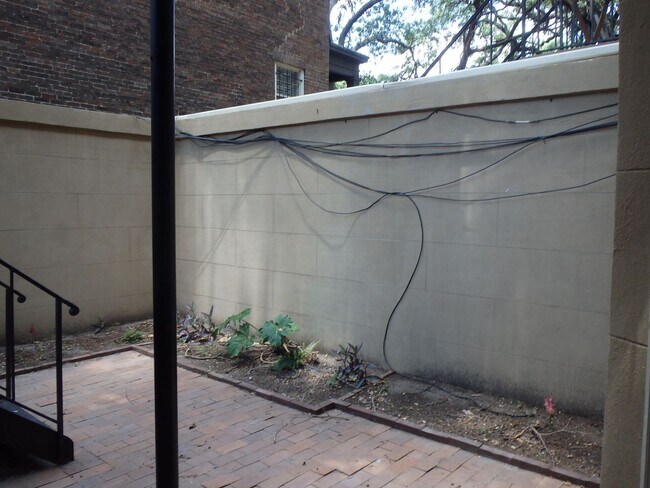 Building Photo - 433 Barnard St