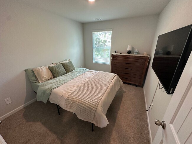Building Photo - FOR LEASE- NEW TOWNHOME IN LEBANON!