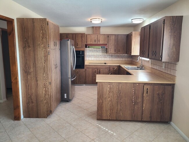 Building Photo - Spacious 4 bed 2 bath + 2 car garage & lar...