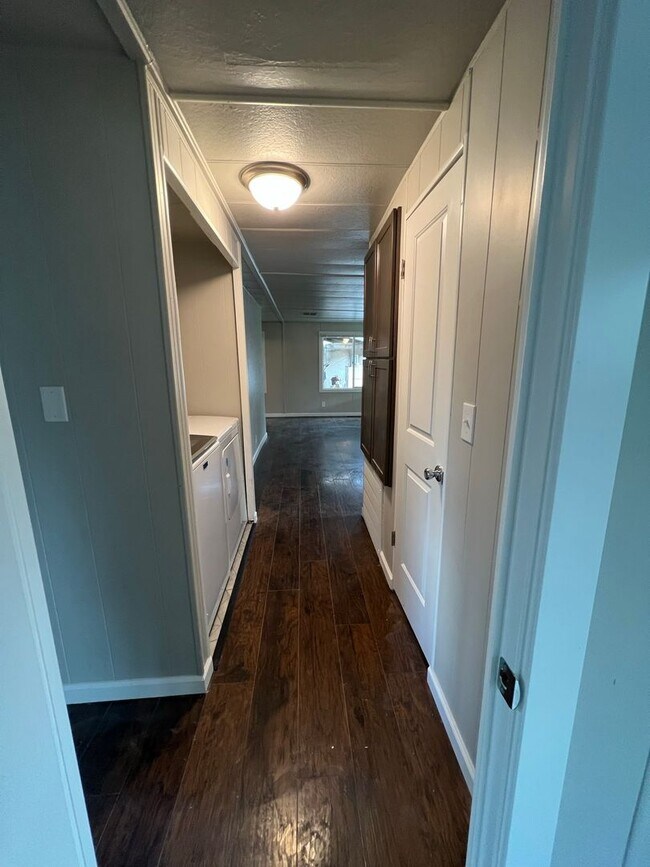 Building Photo - 2 bedroom 1 bathroom with  bonus room located in the Avenues