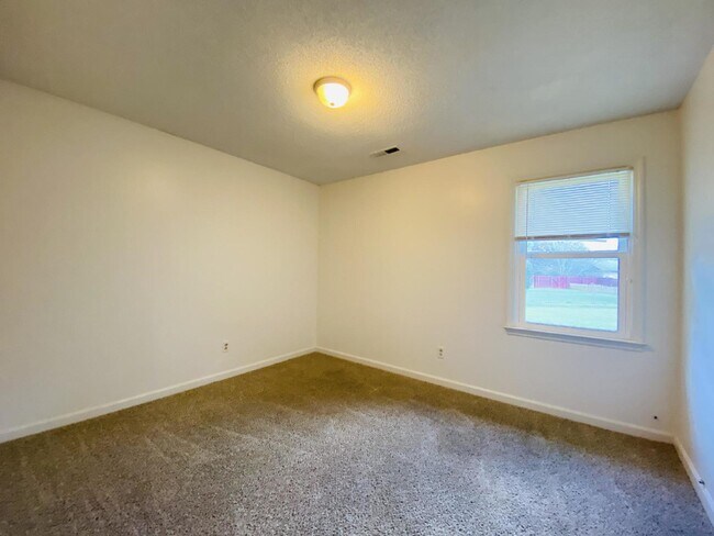 Building Photo - 1/2 off one month* "Spacious 3-Bedroom Retreat with 2 Full Baths in Peaceful Meridianville!"