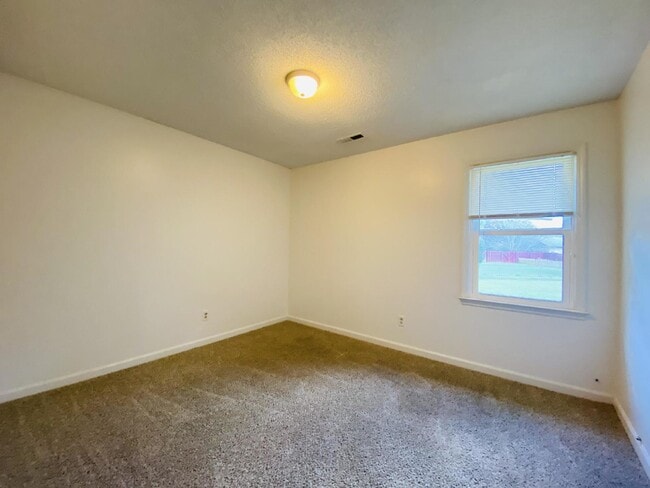 Building Photo - "Spacious 3-Bedroom Retreat with 2 Full Baths in Peaceful Meridianville!"