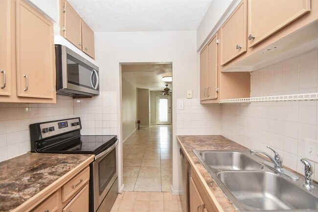 Building Photo - 15063 Woodforest Blvd
