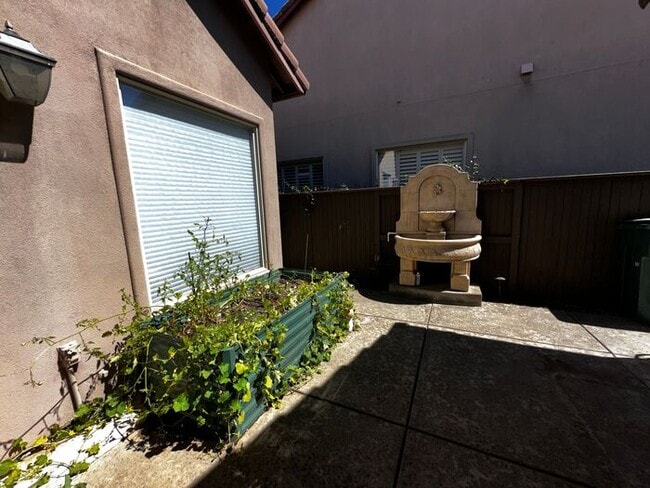 Building Photo - Spacious 3BR, 2BA with Solar and Modern Up...