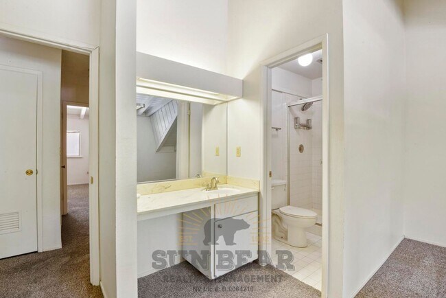 Building Photo - 3 Bedroom with a Yard!