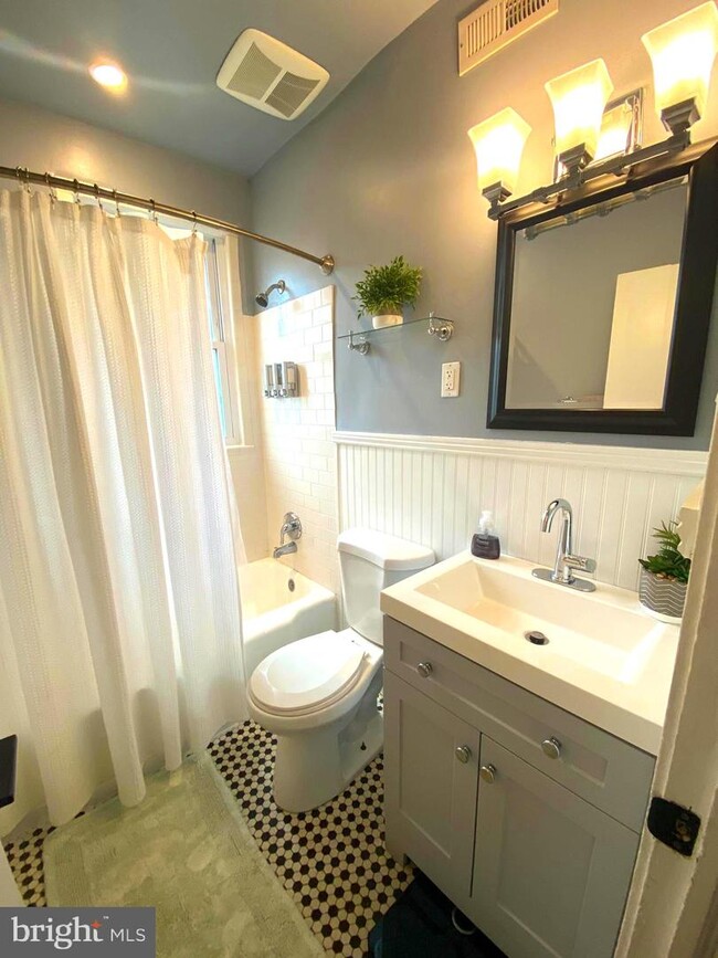 Building Photo - 903 S Frederick St