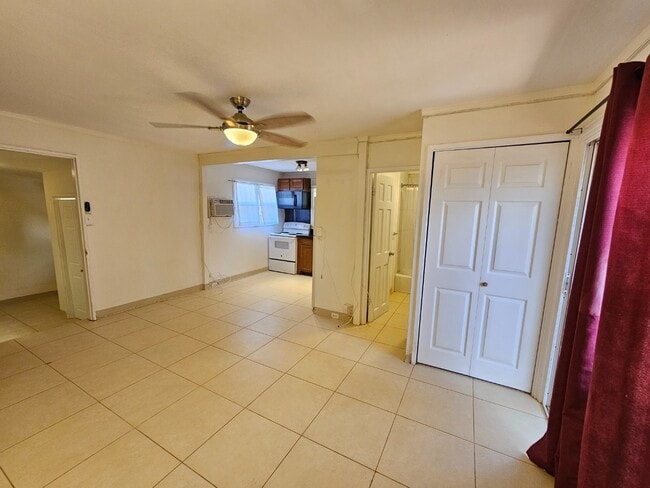 Building Photo - Studio apartment