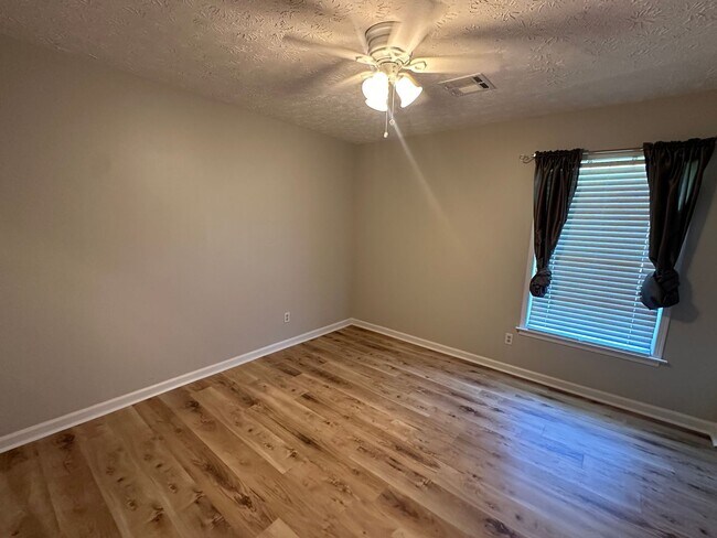 Building Photo - Beautiful home with everything you could want