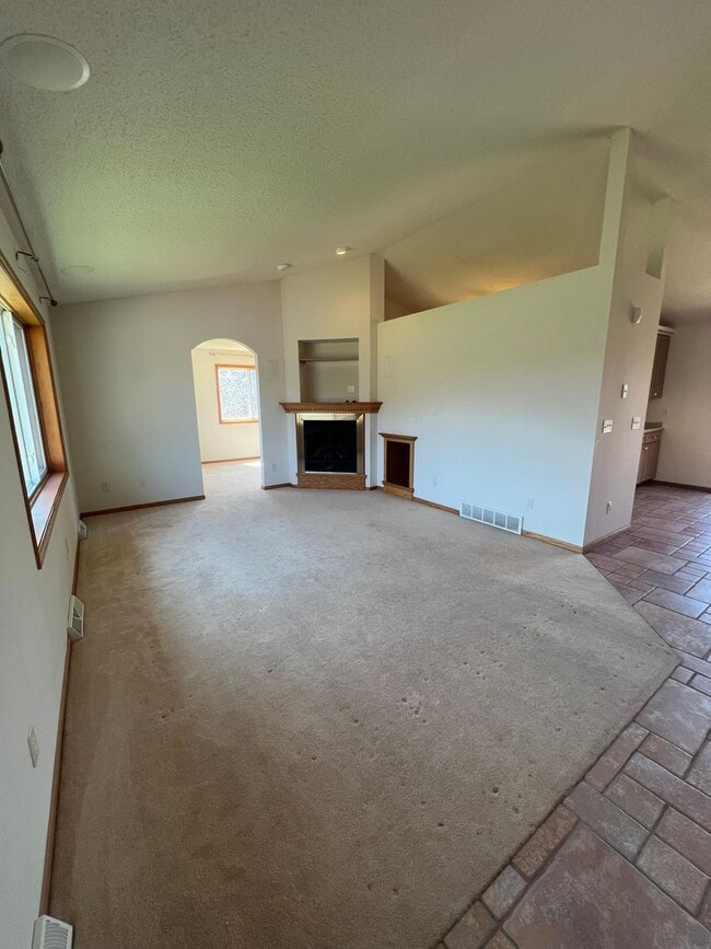 Building Photo - AVAILABLE NOW - 4 Bed, 3.5 Bath Home in He...