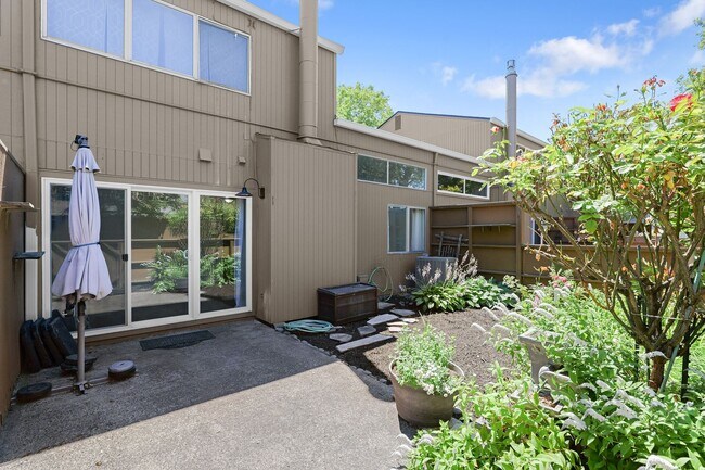 Building Photo - 2 Bedroom, 1.5 Bathroom Townhome-Style Condo in Tanasbrook, Near Tanasbourne!