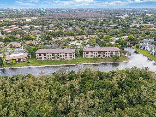 Building Photo - 2660 Carambola Cir N