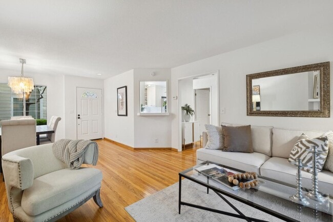 Building Photo - Delightful 3/3bth End-Unit Townhouse in Ce...