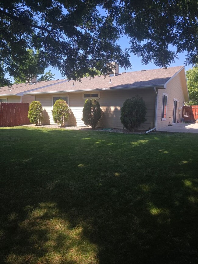 Building Photo - Beautiful townhouse with updated bathrooms. Available now!