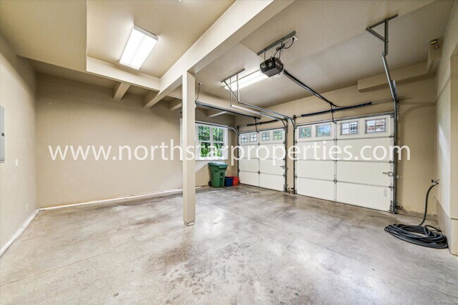 Building Photo - New Exquisitely Designed Dream Home in Lake Oswego.