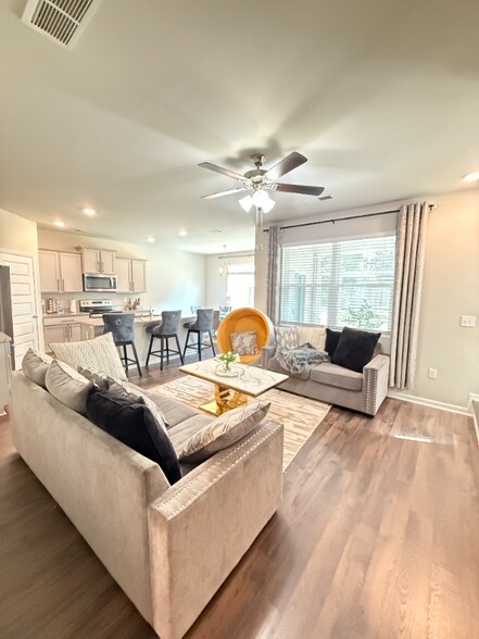 Building Photo - 000 H Ct