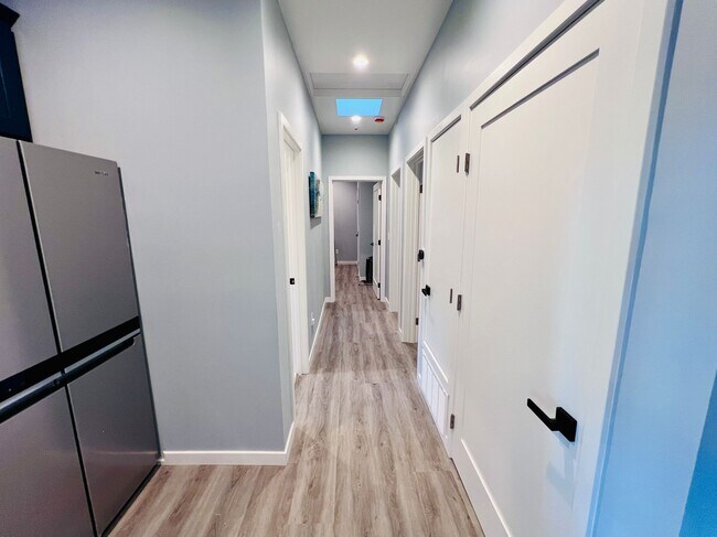 Building Photo - 663 1st Ln
