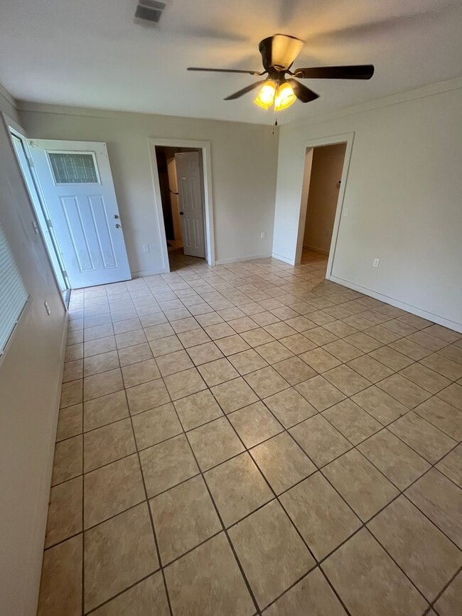 Building Photo - 3 Bed 1 Bath Brick Home