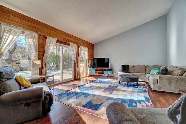 Building Photo - 3 bedroom 2 bath home Chesapeake home with a pool