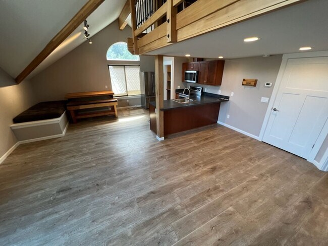 Building Photo - 215 W Whitman St