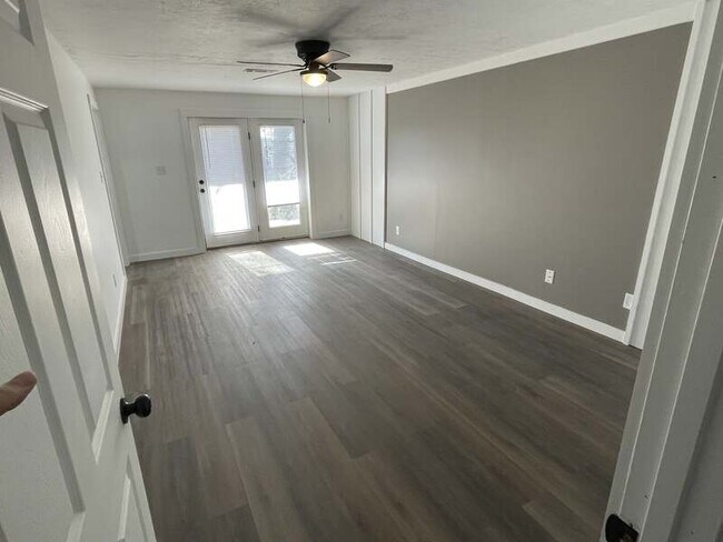 Building Photo - 1642 Hillwood Dr