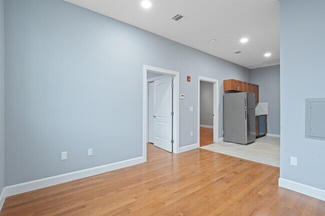 Building Photo - 100 Griffith St