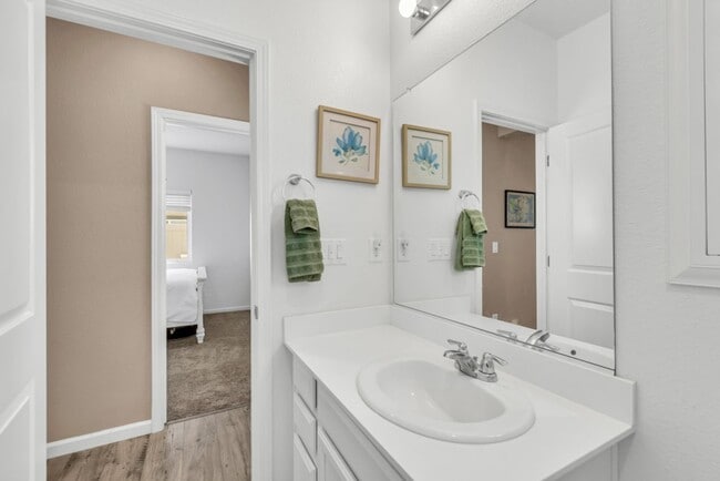 Building Photo - 4 bed / 3 bath | Upated Anatolia Home Avai...