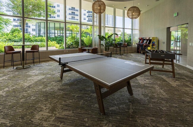 Building Photo - 700 NE 24th St