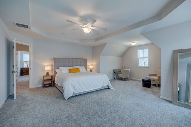 Building Photo - Luxurious 3 bedrooms 2.5 bath home in Nort...