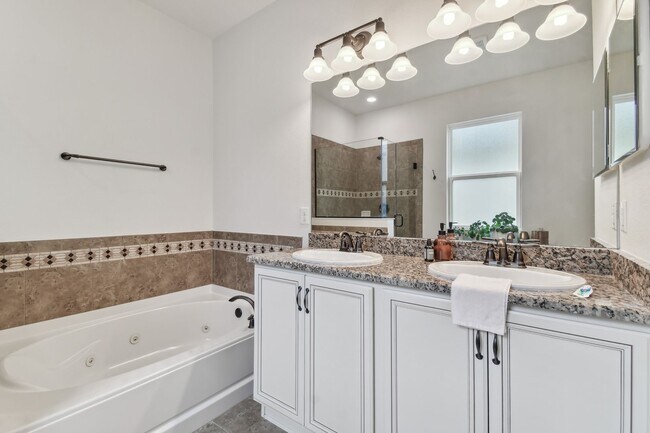 Building Photo - Spacious 4 Bed, 2 Bath Single Family Home ...