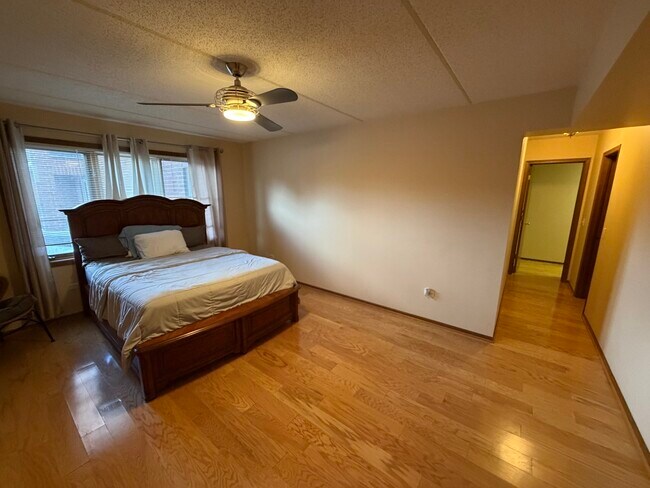 Building Photo - 6401 W Berteau Ave