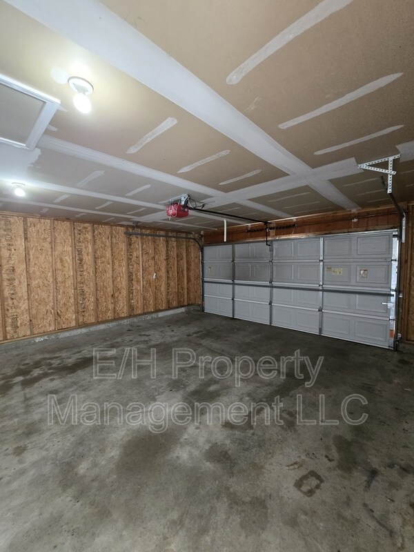 Building Photo - 4460 S Elizabeth Ave